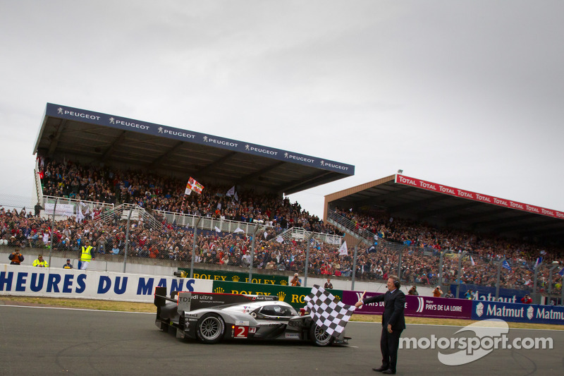 EL #2 Audi Sport Team Joest Audi R18 TDI: Marcel Fässler, André Lotterer, Benoit Tréluyer reciben la