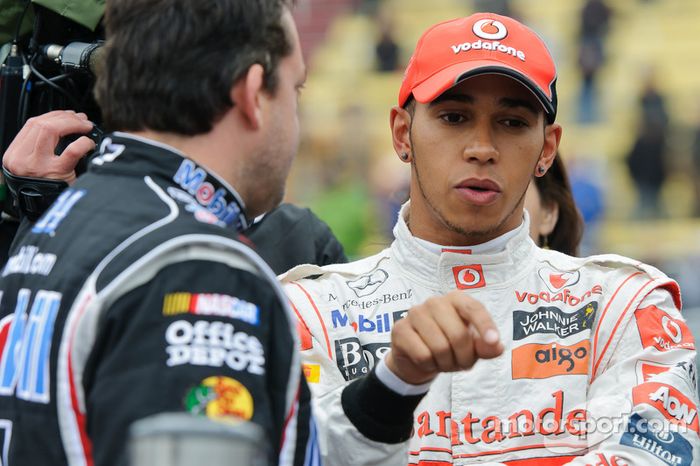 Tony Stewart y Lewis Hamilton