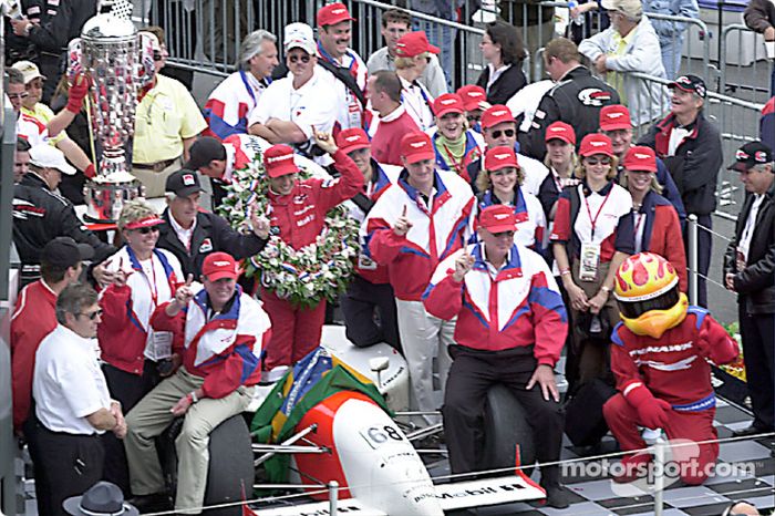 En 2001, Helio Castroneves ganó por primera vez una de las carreras más importantes del automovilismo, las 500 Millas de Indianápolis