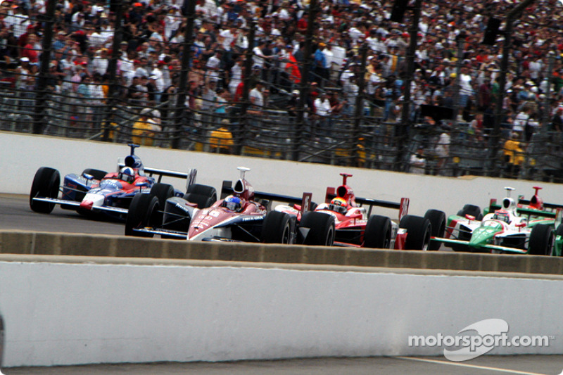 Buddy Rice, Dario Franchitti, Dan Wheldon en Tony Kanaan vooraan