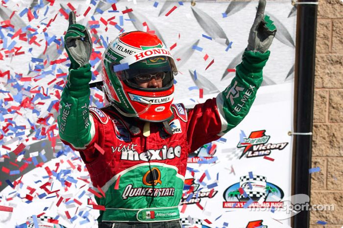 Victory lane: ganador de la carrera que Adrián Fernández celebra