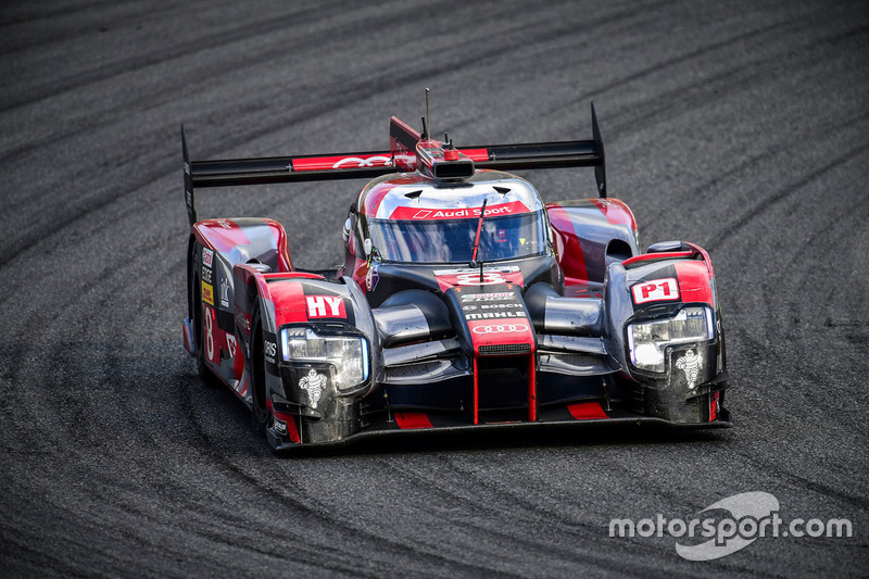 Экипаж Audi R18 в составе Лукаса ди Грасси, Лоика Дюваля и Оливера Джарвиса
