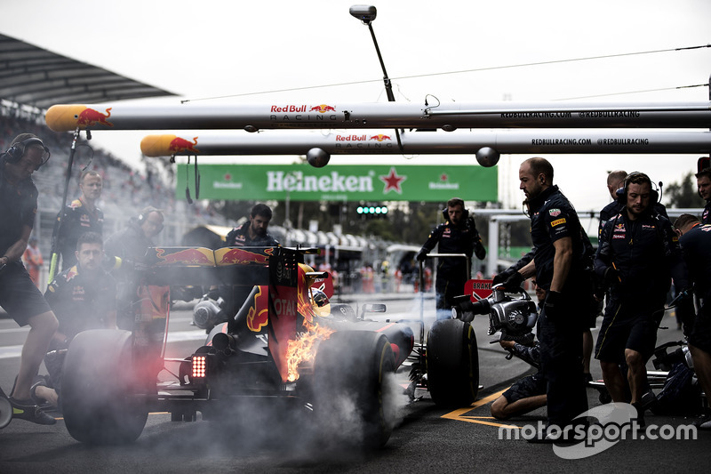 Fuego en los frenos del Red Bull Racing RB12 de Max Verstappen en el pitlane