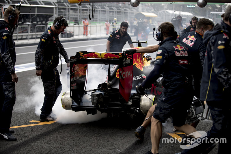 Fuego en los frenos del Red Bull Racing RB12 de Max Verstappen en el pitlane