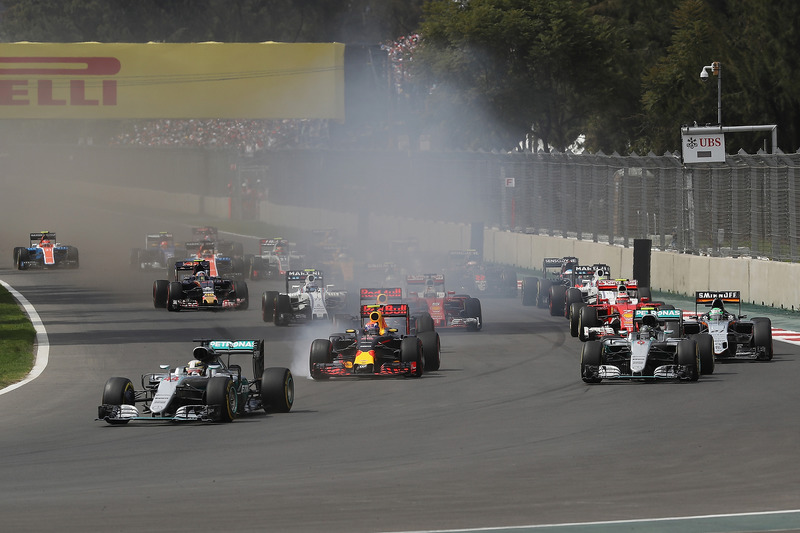 Lewis Hamilton, Mercedes AMG F1 W07 Hybrid, Max Verstappen, Red Bull Racing RB12 y Nico Rosberg, Mercedes AMG F1 W07 Hybrid