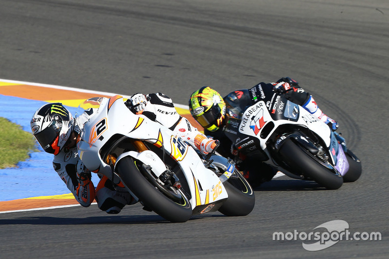 Alex Rins testa pela Suzuki à frente de Karel Abraham, que retorna à MotoGP pela Aspar Ducati