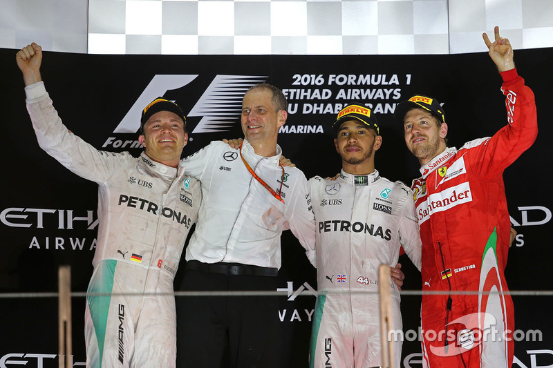 Yarış galibi Lewis Hamilton, Mercedes AMG F1, ikinci sıra Nico Rosberg, Mercedes AMG F1 , üçüncü sıra Sebastian Vettel, Ferrari