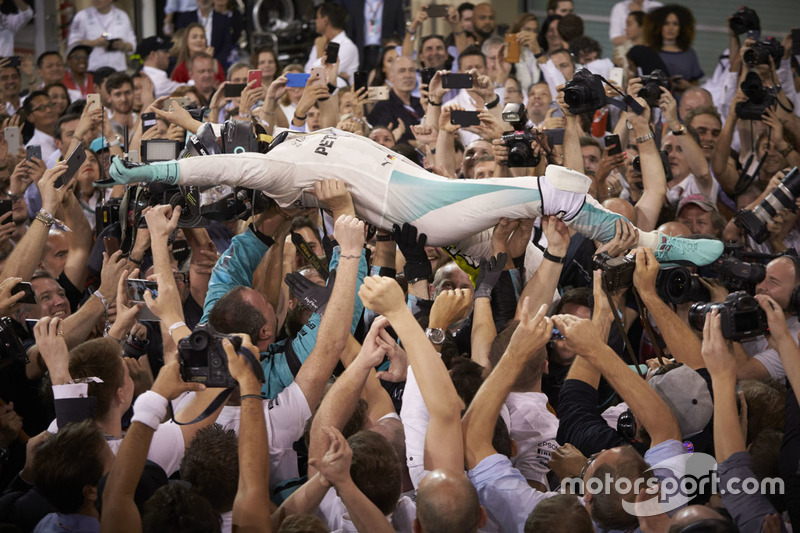 Segundo lugar y nuevo campeón mundial Nico Rosberg, de Mercedes AMG Petronas F1 celebra en parc ferme