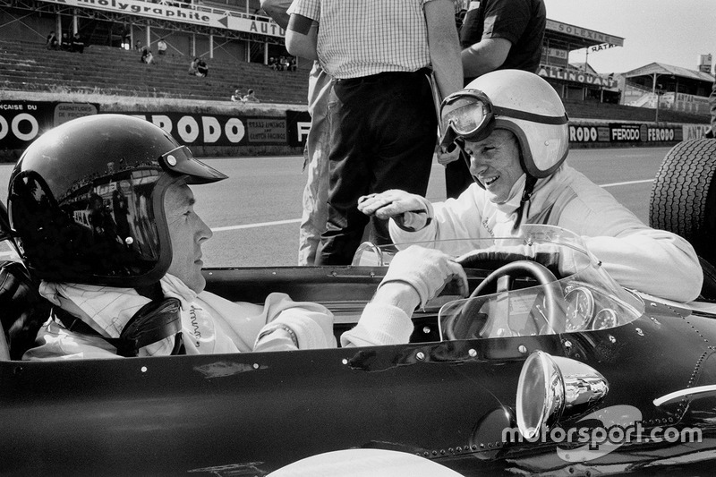 Dan Gurney, Eagle AAR104 Weslake in the pitlane talking to teammate Bruce McLaren, Eagle AAR102 Weslake