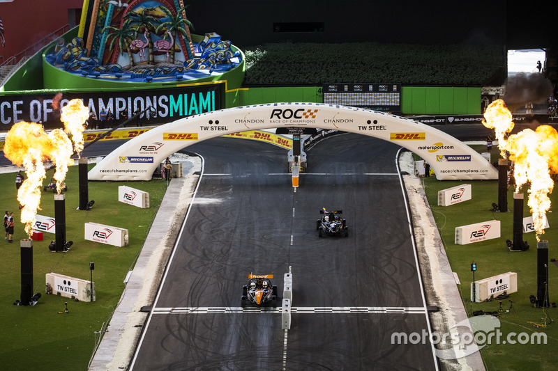 Sebastian Vettel, del equipo alemán, gana a Juan Pablo Montoya, del Equipo Colombia, con el Ariel Atom Cup