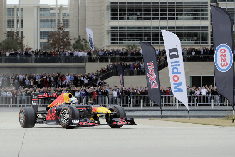 Daniel Ricciardo geeft een demo bij het hoofdkantoor van ExxonMobil