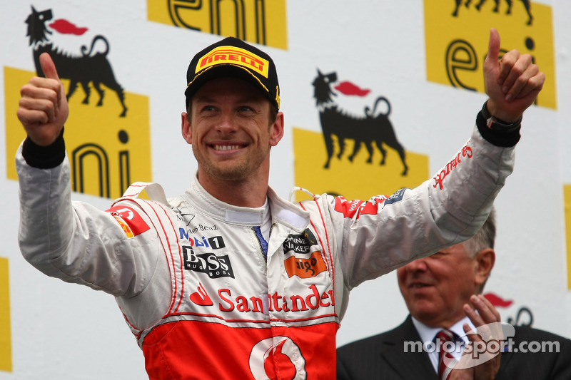 Podio: ganador de la carrera Jenson Button, McLaren Mercedes