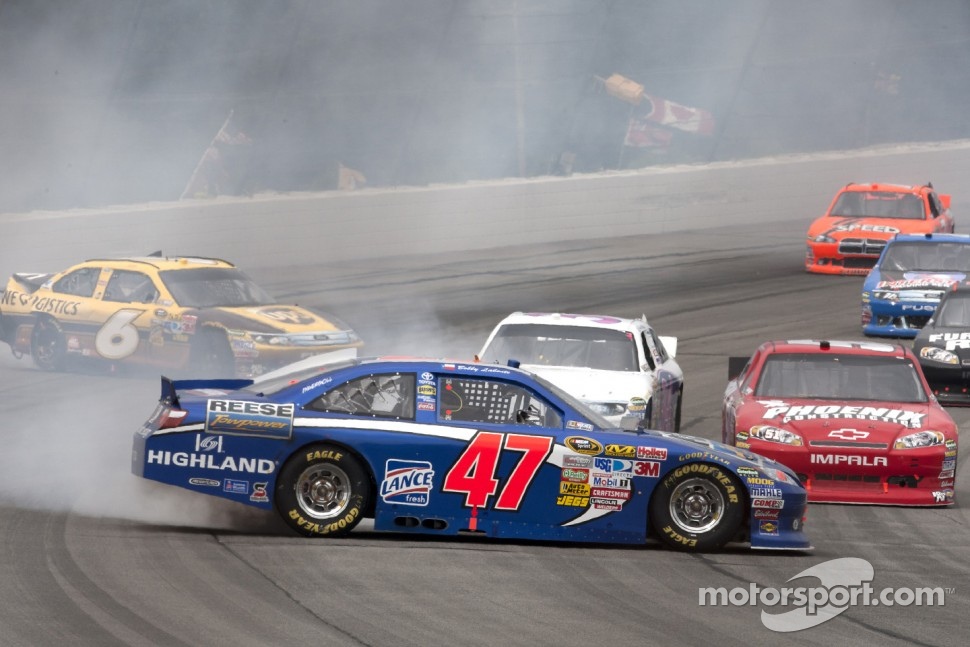 David Ragan, Roush Fenway Racing Ford and Bobby Labonte, JTG Daugherty Racing Toyota crash