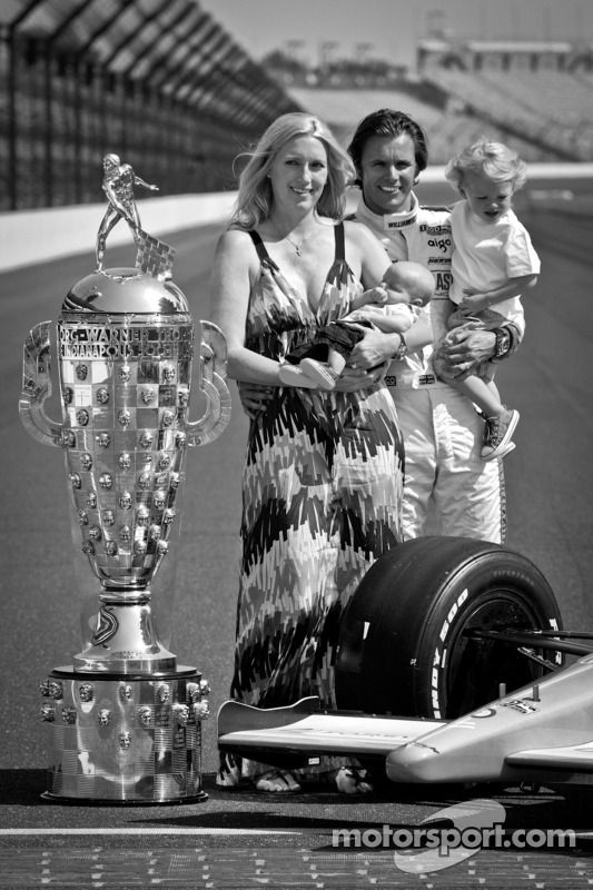 El ganadro de Indy 500 del Dan Wheldon, Bryan Herta Autosport con Curb / Agajanian con su esposa Susie y sus hijos Sebastian y Oliver