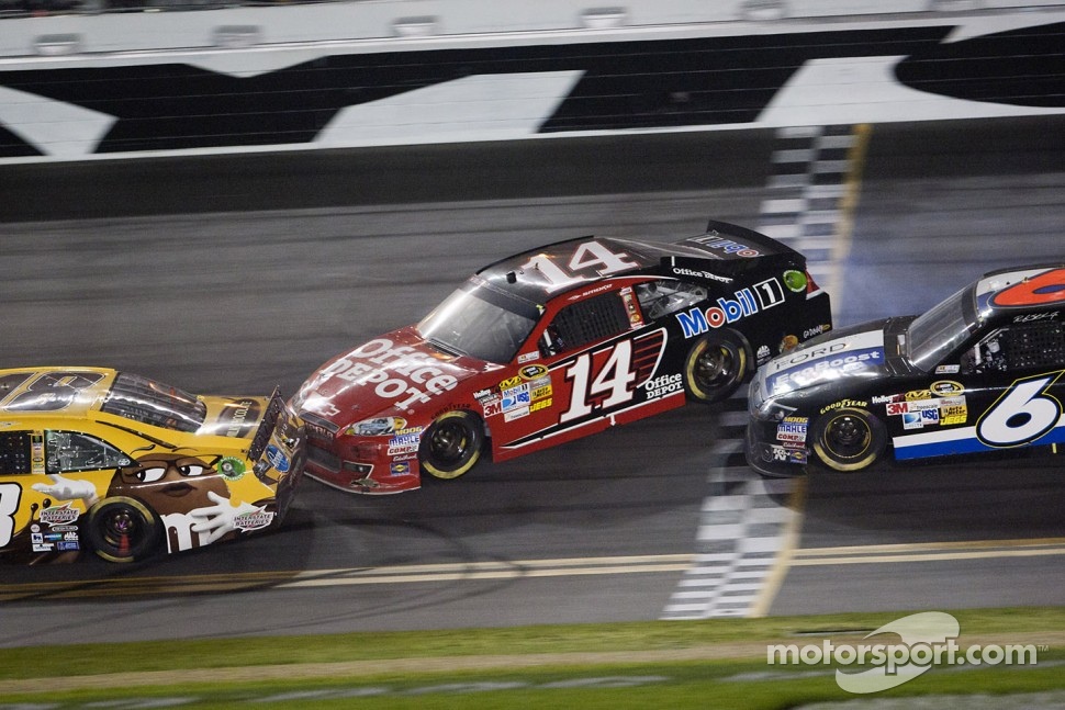 Tony Stewart, Stewart-Haas Racing Chevrolet and Ricky Stenhouse Jr., Roush Fenway Racing Ford crash