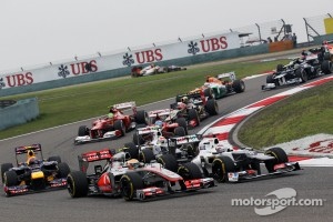 Lewis Hamilton, McLaren and Kamui Kobayashi, Sauber battle at the start of the race