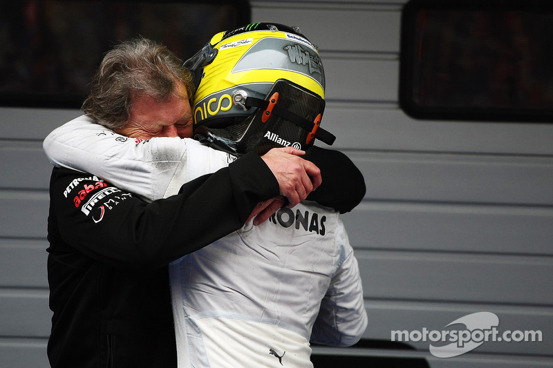 Ganador de la carrera Nico Rosberg, Mercedes AMG F1 celebra con Norbert Haug, Director deportivo de Mercedes