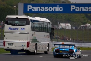 #21 Hitotsuyama Racing Audi R8 LMS: Cyndie Allemann, Akihiro Tsuzuki, Yukinori Taniguchi passes a bus during the racing safari