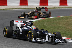 Pastor Maldonado, Williams devant Kimi Raikkonen, Lotus F1