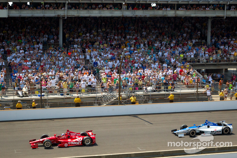 Dario Franchitti, Target Chip Ganassi Racing Honda leads Takuma Sato, Rahal Letterman Lanigan Honda with one lap to go