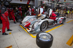 Arrêt aux stands pour la #1 Audi Sport Team Joest Audi R18 E-Tron Quattro : Marcel Fässler, Andre Lotterer, Benoit Tréluyer