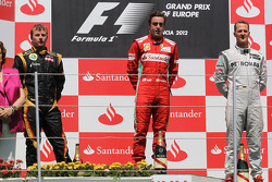 Primeiro colocado, Fernando Alonso, Scuderia Ferrari, com o segundo colocado, Kimi Raikkonen, Lotus Renault F1 Team e o terceiro colocado, Michael Schumacher, Mercedes AMG Petronas
