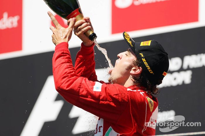 Ganador de la carrera Fernando Alonso, Ferrari celebra en el podio