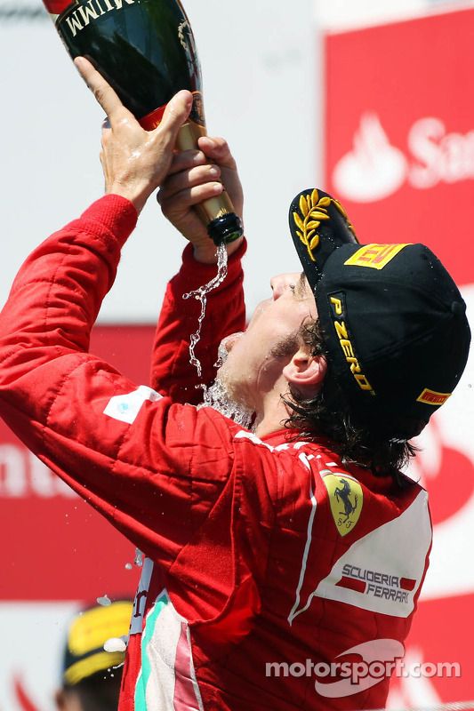 Ganador de la carrera Fernando Alonso, Ferrari celebra en el podio