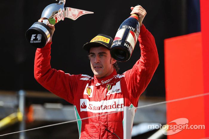 Ganador de la carrera Fernando Alonso, Ferrari celebra en el podio