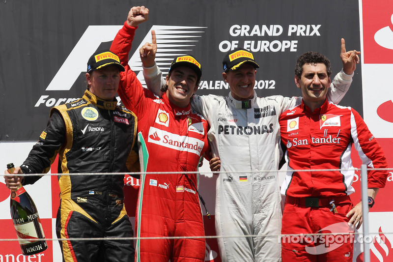 Ganador de la carrera Fernando Alonso, Scuderia Ferrari, segundo lugar Kimi Raikkonen, Lotus Renault F1 Team y el tercer lugar Michael Schumacher, Mercedes AMG Petronas