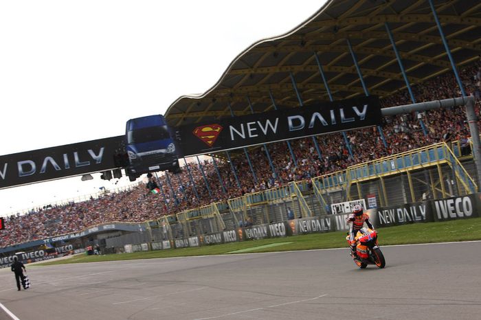 Casey Stoner, Repsol Honda Team se lleva el triunfo