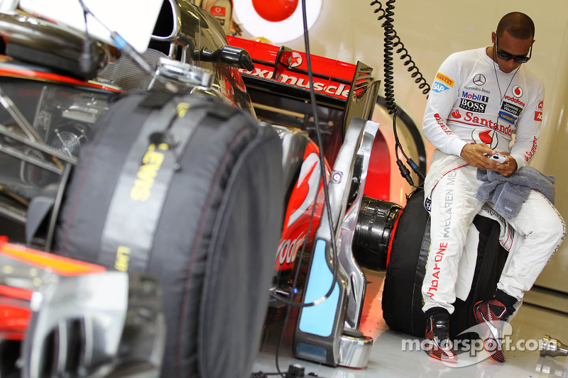 Lewis Hamilton, McLaren op smartphone in de pits