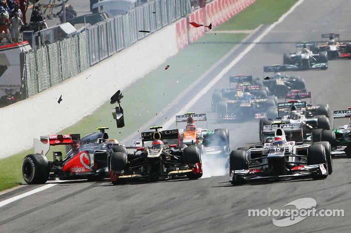Jenson Button, McLaren lleva al principio en un accidente sobreviene con McLaren, Lewis Hamilton y Romain Grosjean, Lotus F1