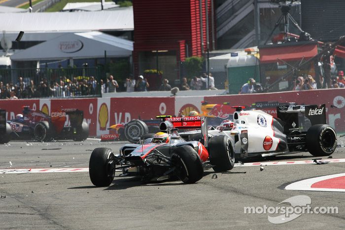 Un accidente en el inicio con Lewis Hamilton McLaren y Kamui Kobayashi, Sauber