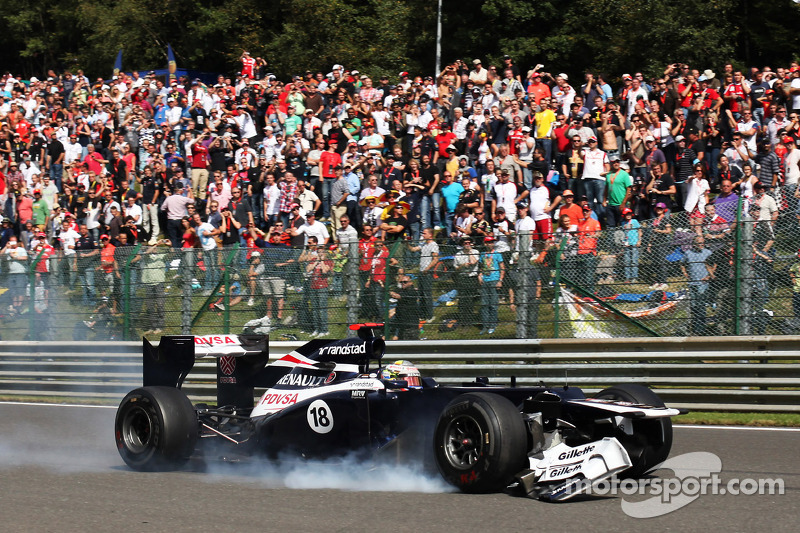 Pastor Maldonado, Williams se retira de la carrea con el ala delantera dañada