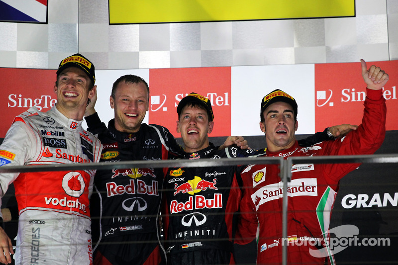 Podio: ganador de la carrera Sebastian Vettel, Red Bull Racing, segundo lugar de Jenson Button, McLa