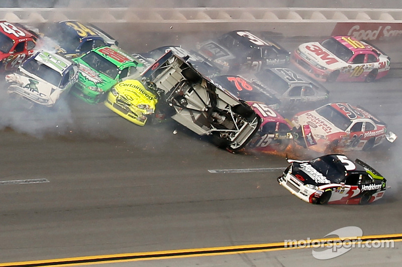 Last lap crash: Tony Stewart, Stewart-Haas Racing Chevrolet upside down