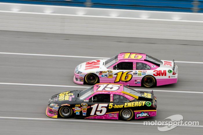 En Talladega, Clint Bowyer y Greg Biffle en acción, ambos con rosa