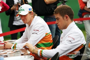 Nico Hulkenberg, Sahara Force India F1 and Paul di Resta, Sahara Force India F1 sign autographs for the fans