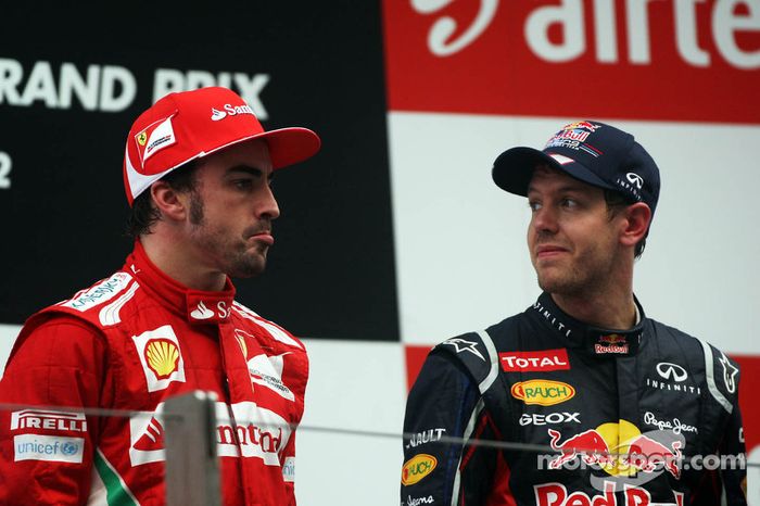 Fernando Alonso, Ferrari con el ganador de la carrera Sebastian Vettel, Red Bull Racing en el podio