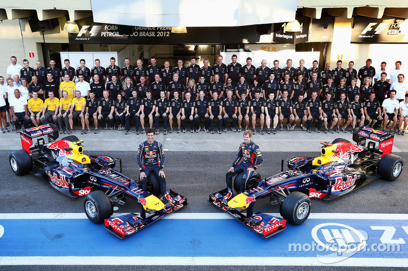 Mark Webber, Red Bull Racing y su compañero de equipo Sebastian Vettel, Red Bull Racing en una fotografía del equipo