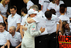 Michael Schumacher, Mercedes AMG F1, und Ross Brawn, Mercedes AMG F1, Teamchef, beim Abschiedsfoto m