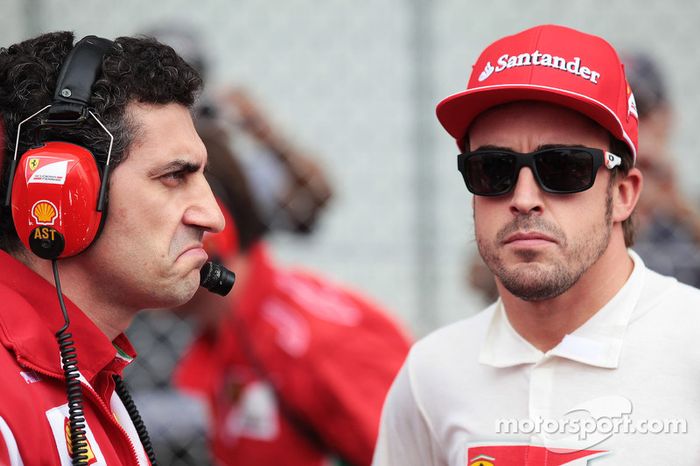 Andrea Stella, Ferrari Race Engineer with Fernando Alonso, Ferrari on the grid