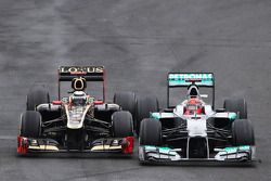 Michael Schumacher, Mercedes AMG F1 en Kimi Raikkonen, Lotus F1 battle for position