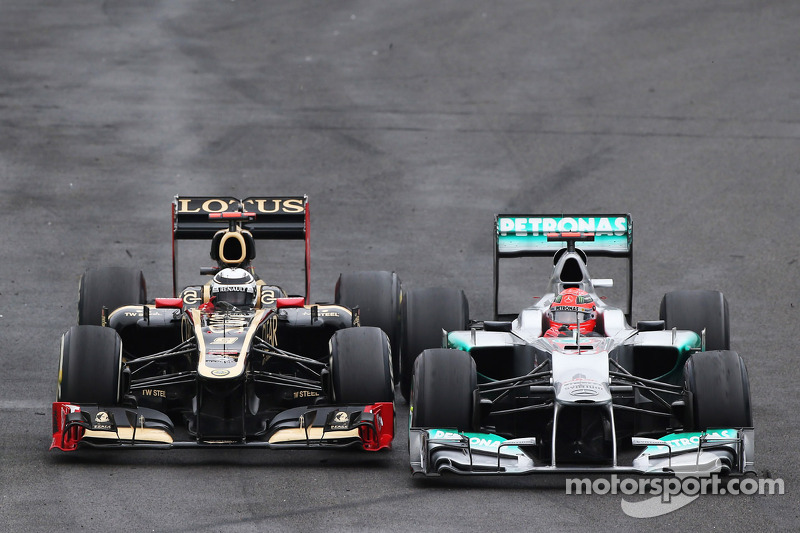 Michael Schumacher, Mercedes AMG F1 en Kimi Raikkonen, Lotus F1 battle for position