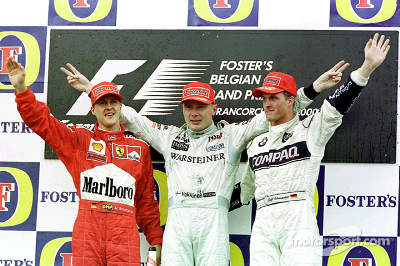 Podium : le vainqueur Mika Hakkinen, le deuxième, Michael Schumacher, le troisième, Ralf Schumacher