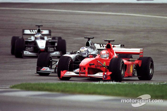 Michael Schumacher pasa a David Coulthard