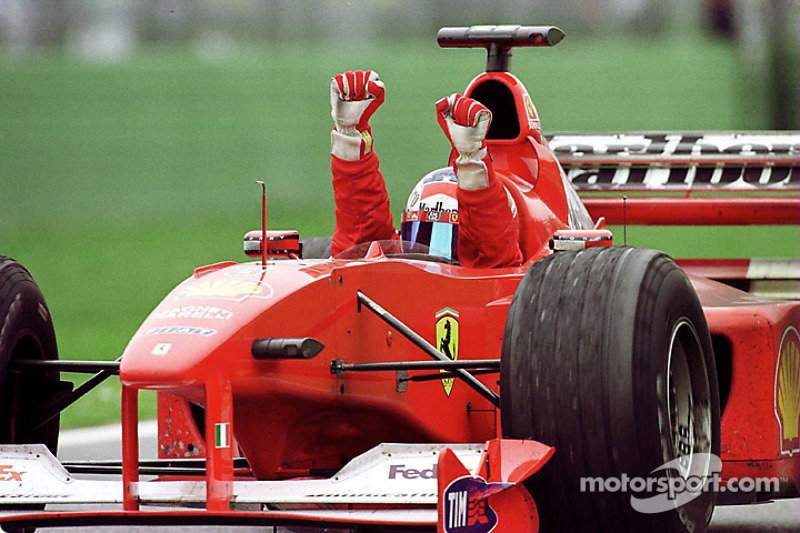 Podio: ganador de la carrera Michael Schumacher celebra