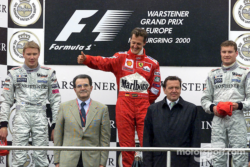 2000. Нюрбургрінг. Подіум: 1. Міхаель Шумахер, Ferrari. 2. Міка Хаккінен, McLaren-Mercedes. 3. Девід Култхард, McLaren-Mercedes
