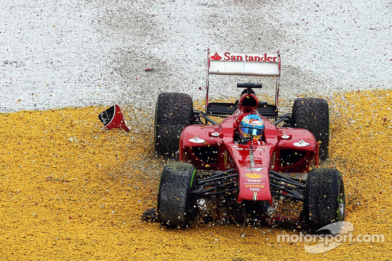 Fernando Alonso, Ferrari F138 valt uit na een crash in de tweede ronde